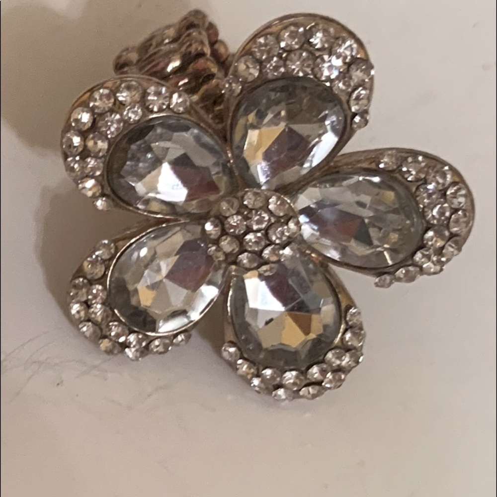 Women’s 5 pedal silver and gold ring. Stunning.